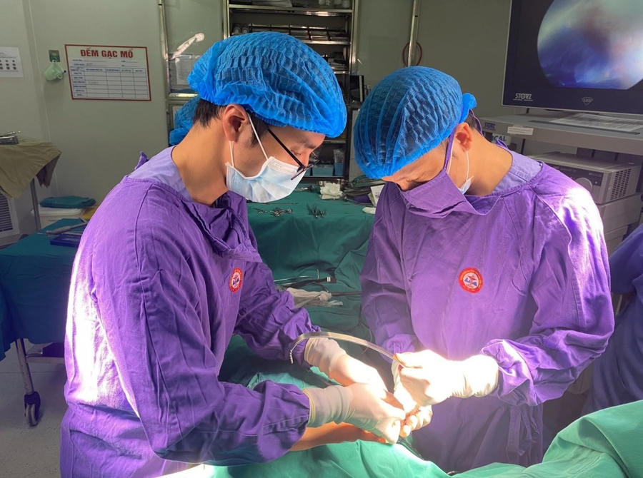 Bác sĩ Khoa Ngoại phối hợp chuyên gia tuyến trung ương thực hiện phẫu thuật nội soi tạo hình nâng xương ức (phương pháp Nuss) cho bệnh nhân tại Bệnh viện Đa khoa khu vực Cẩm Phả.