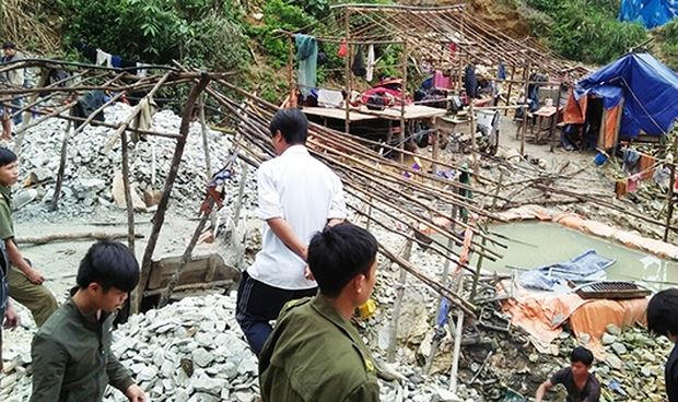 Đoàn công tác tiến hành truy quét "vàng tặc" trong rừng sâu.