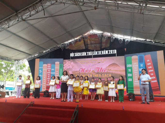 Trao giải cho các em học sinh tham gia hội thi Kể chuyện theo sách.