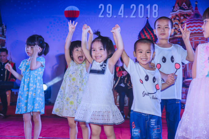 Những em bé hồn nhiên cùng hòa chung trong những điệu múa hấp dẫn của đêm hội.