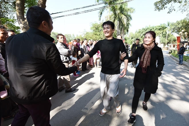 Giây phút gặp lại bạn bè, hòa nhập cộng đồng.