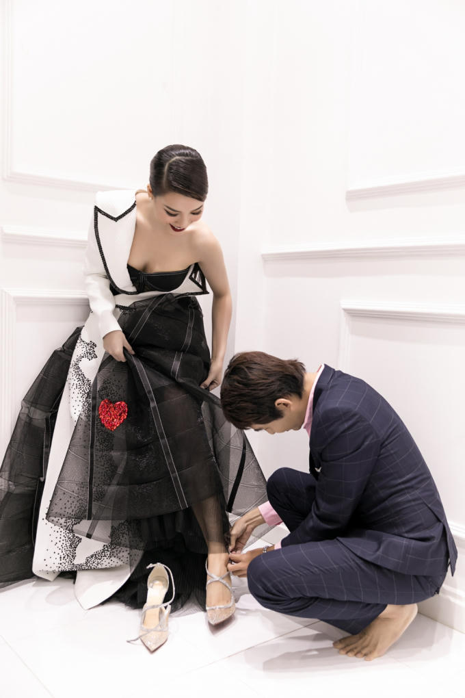 Hoàng Oanh diện trang phục bản đồ Việt Nam, đeo trang sức tiền tỷ nổi bật tại sự kiện