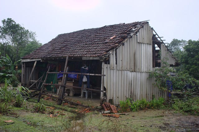 Căn nhà bị thiệt hại nặng nề do bão.