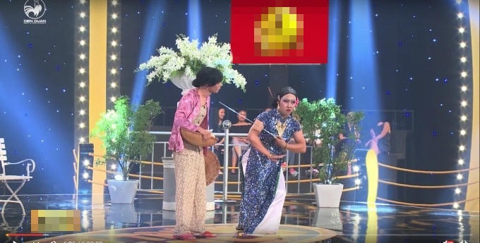 2 chàng trai Hoài Long và Mạnh Quân hóa thân thành 2 bà già nhiều chuyện.