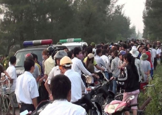Người dân chặn xe cứu thương khiến kẻ trộm chó tử vong. (Ảnh: Zing)