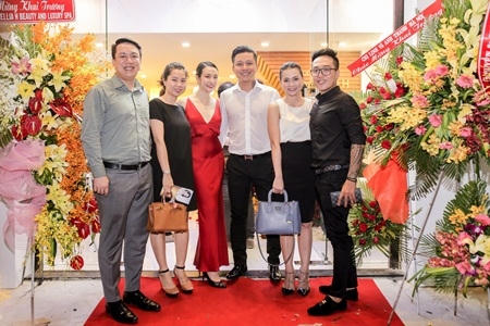 Tuấn Hưng tất bật bồng bế con trong ngày khai trương spa của vợ