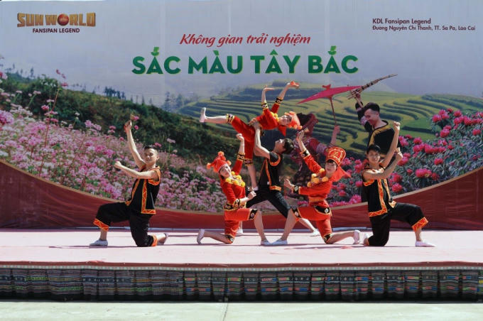 Đến Sun World Fansipan Legend vào dịp cuối tuần, du khách còn được thưởng thức những điệu xòe hoa, tiếng hát, tiếng khèn xao xuyến của những nghệ sĩ dân tộc Mông, Dao... Trải nghiệm cảnh sắc khoáng đạt của núi rừng Tây Bắc và chinh phục Nóc nhà Đông Dương, đó hẳn là kỳ nghỉ hè đáng nhớ cho bạn. 