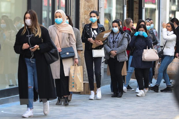 Người dân đeo khẩu trang phòng lây nhiễm COVID-19 tại Brussels, Bỉ ngày 11/5/2020. (Nguồn: THX/ TTXVN)