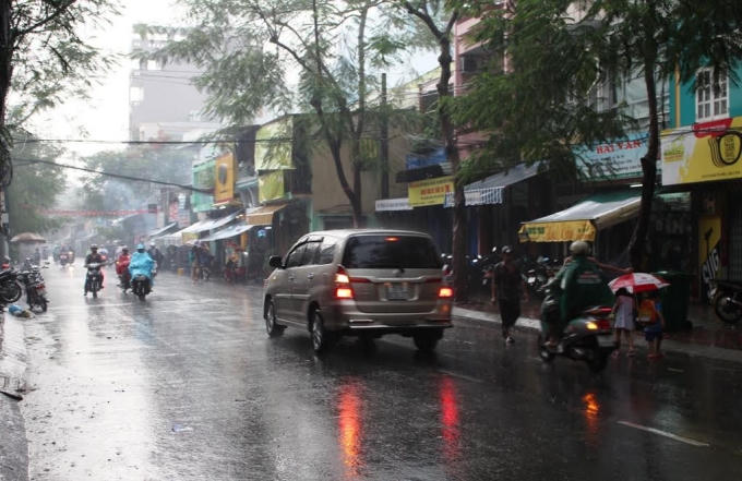 Mưa lớn trên đường Trần Nhân Tôn (quận 10).