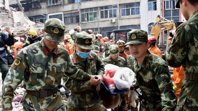 Hầu hết những nạn nhân đều là công nhân từ vùng khác đến thuê nhà do giá rẻ. “Họ đã phải trả giá bằng tính mạng vì thuê những căn hộ giá rẻ. Điều này thật đáng sợ”, Guo Lin, một nhân chứng sống gần đó cho biết. (Ảnh: Getty)
