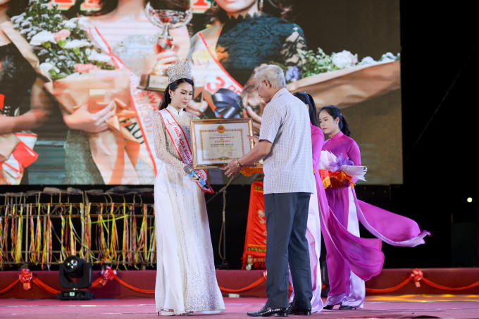 Hoa hậu Tường Linh được chào đón tại quê nhà, nhận bằng khen UBND Tỉnh Phú Yên