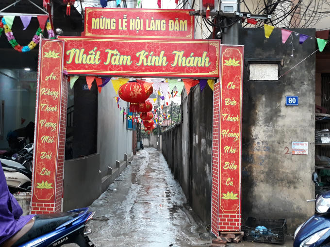 Các ngõ, ngách vào nhà dân cũng được trang trí rực rỡ với cổng chào hoành tráng.