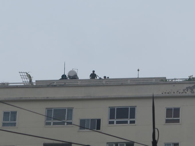 Thậm chí lực lượng đặc nhiệm trang bị súng bắn tỉa, triển khai trên nhà cao tầng sẵn sàng hỗ trợ.