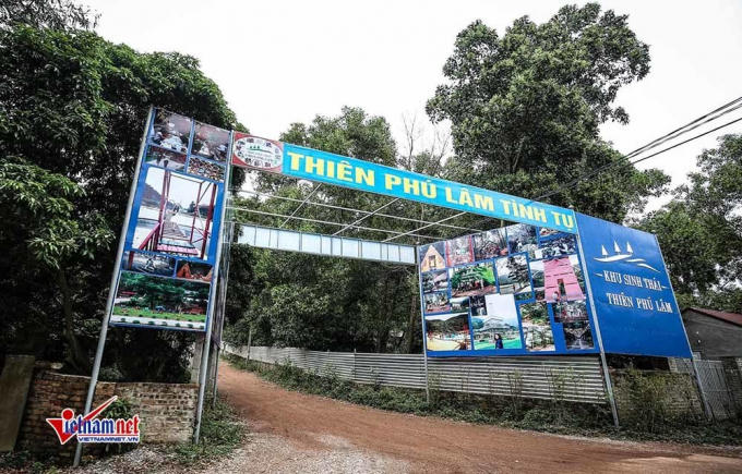 Cổng vào một khu nghỉ dưỡng thuộc xã Minh Phú