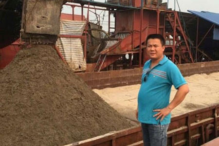 Ông trùm nạo vét cát Ngô Thành Sơn khoe sản phẩm cát trên trang web công ty. (Nguồn Vietsonicd)