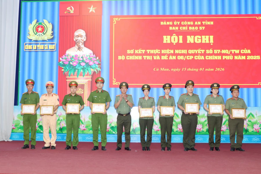 Đại tá Nguyễn Phúc Cường trao Giấy khen của Giám đốc Công an tỉnh Cà Mau cho các cá nhân.