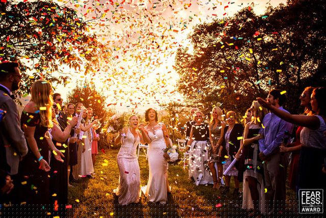 Ánh sáng huyền ảo của hoàng hôn khiến những bông hoa giấy rơi trong một lễ cưới năm 2018 càng trở lên lộng lẫy hơn. Ảnh của nhiếp ảnh gia Fabio Mirulla.