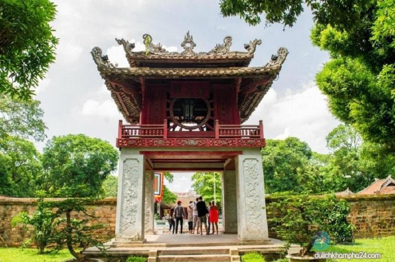 Theo đó, ngành du lịch Hà Nội bị ảnh hưởng, thiệt hại rất lớn do tác động tiêu cực sau 4 đợt bùng phát của dịch COVID-19 từ năm 2020 đến nay.