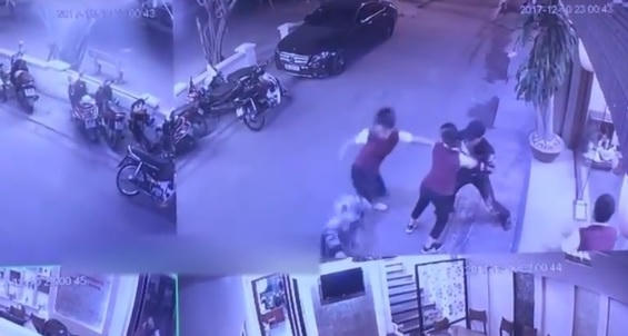 Hình ảnh nữ nhân viên đối phó với nhóm thanh niên trộm gương.