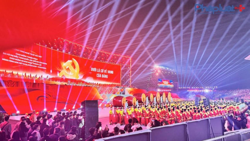 Chương trình văn hoá nghệ thuật "Dưới lá cờ vẻ vang của Đảng" với nhiều tiết mục nghệ thuật đặc sắc.