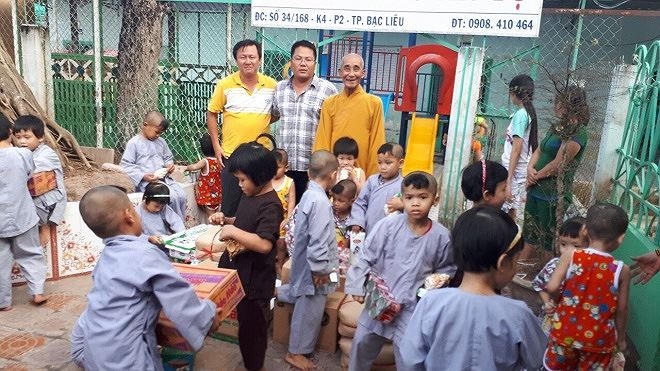 Ngoài làm việc kinh doanh, công ty còn đỡ đầu nuôi 120 bé mồ côi.
