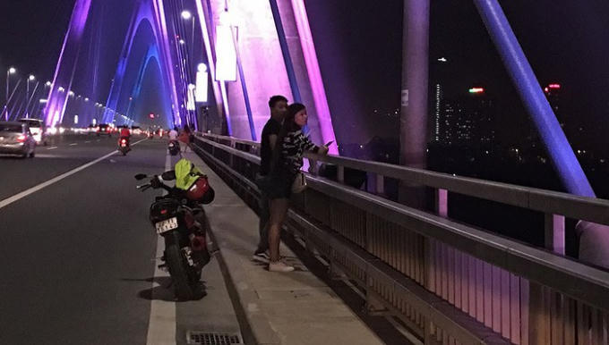Đùa giỡn tính mạng, người dân kéo nhau lên cầu Nhật Tân 'hóng gió'