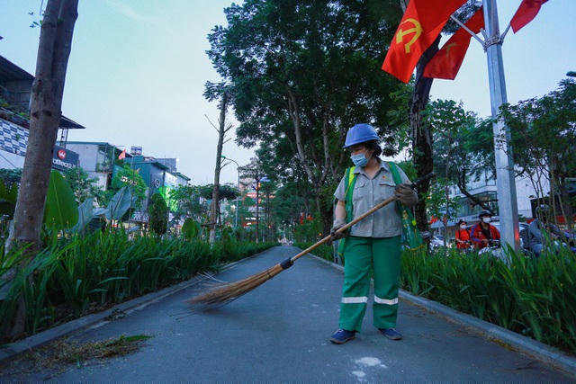 “Trước kia đây là vỉa hè, tôi chịu trách nhiệm làm sạch khuôn viên. Giờ đây, thành con đường đi bộ thì vẫn là công việc của tôi, mỗi ngày 1 lần, khoảng sau 17h chiều, tôi luôn quét dọn đảm bảo cho con đường sạch sẽ nhất.”, một công nhân công ty Môi trường Đô thị Hà Nội cho biết.