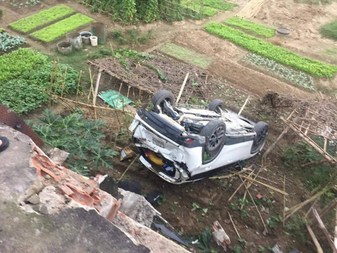  Phần đuôi chiếc xe bị biến đạng sau va chạm.