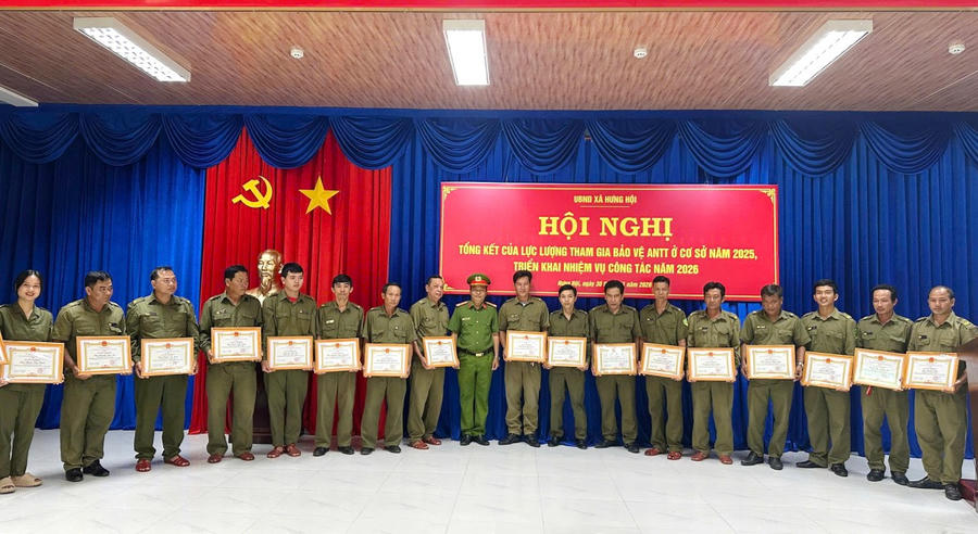 Trung tá Nguyễn Duy Khanh - Phó Trưởng Công an xã Hưng Hội trao Giấy khen cho 18 cá nhân có thành tích tiêu biểu trong công tác bảo vệ ANTT ở cơ sở năm 2025.