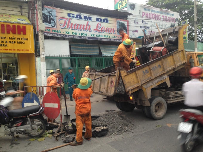Lực lượng chức năng tiến hành sang lấp.