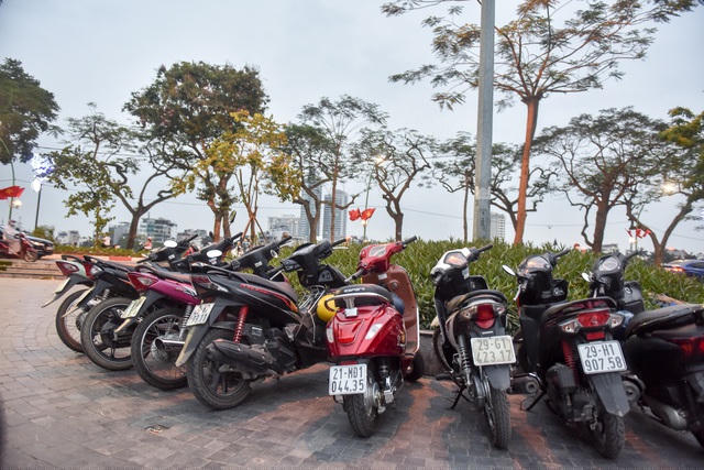 Những dãy xe xếp san sát trên vỉa hè.