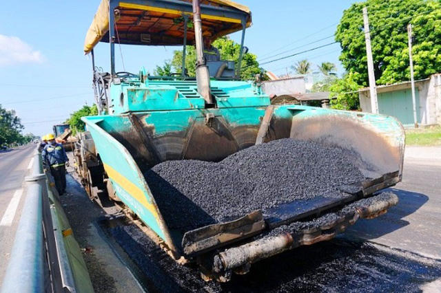 Sau khi nắng, chủ đầu tư ra quân "vá" quốc lộ đảm bảo an toàn giao thông.