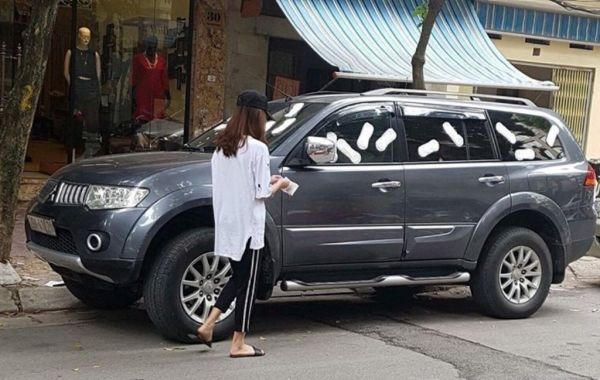 Cô gái trẻ dán băng vệ sinh kín xe ô tô vì cho rằng chủ xe "đỗ xe vô ý thức". (ảnh Facebook)