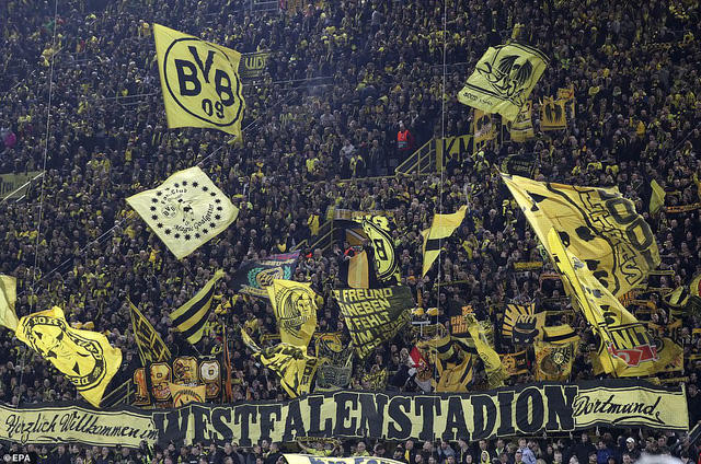 Cổ động viên Dortmund cuồng nhiệt trên khán đài. (Ảnh: EPA)