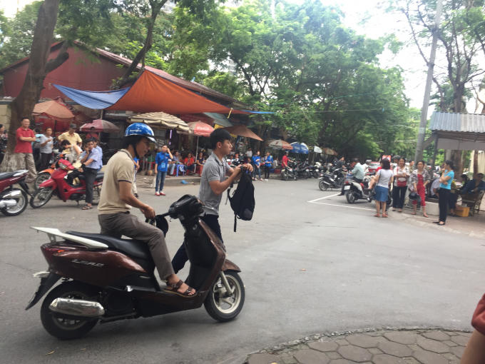 Theo quy chế, các thí sinh phải có mặt trước 6h45, tuy nhiên do một vài lý do mà sau 7h, lác đác có một vài thí sinh đến muộn, nhanh chóng vào bên trong điểm thi để kịp thời gian.