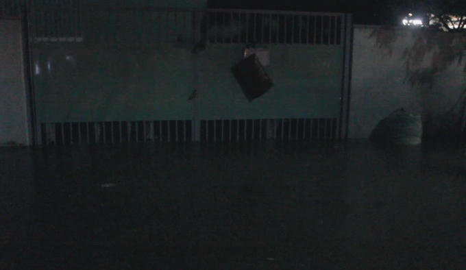 Mưa lớn cộng vỡ bờ bao khiến nước tràn khắp nơi.