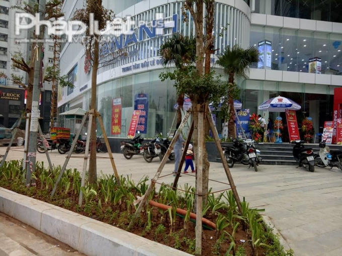 Không ít xe máy dựng tại cửa, nằm trong đất công trường.