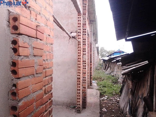 Chợ tạm và dự án chợ Hưng Hóa ngay sát nhau khiến quang cảnh nơi đây trở nên bi thương hơn.