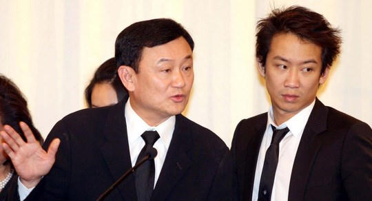 Cựu Thủ tướng Thái Lan Thaksin Shinawatra (trái) và con trai Panthongtae Shinawatra. (Ảnh: The Nation)