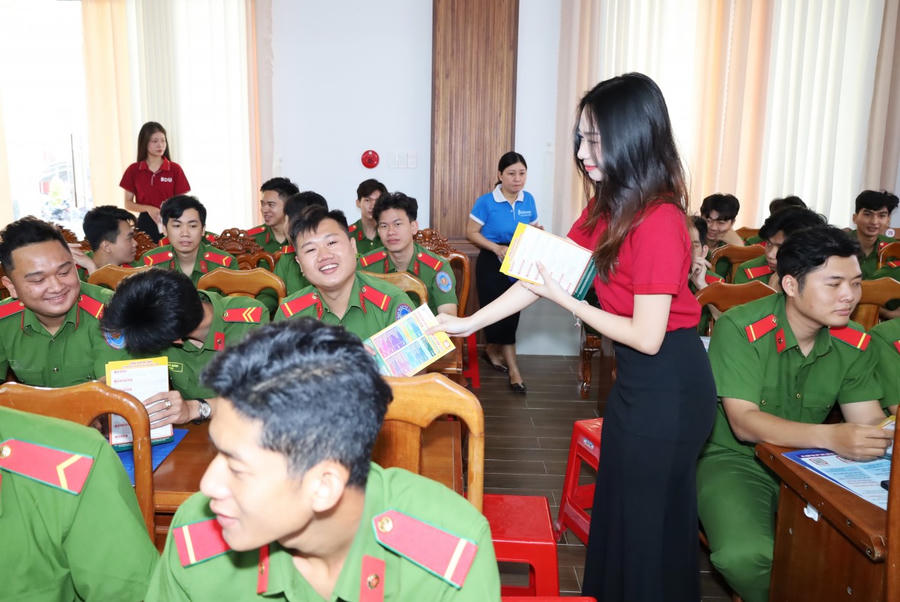 Các đơn vị phát tờ rơi tuyển sinh năm 2026, giới thiệu ngành nghề đào tạo đến hạ sĩ quan, chiến sĩ nghĩa vụ.