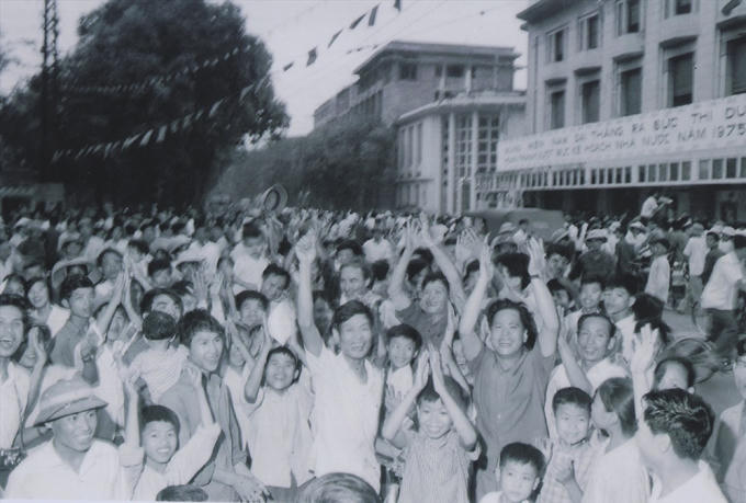 Sau khi nghe tin Sài Gòn giải phóng, hàng chục vạn thanh niên Thủ đô đã đổ ra đường reo hò, tuần thành mừng thắng lợi vĩ đại của dân tộc.