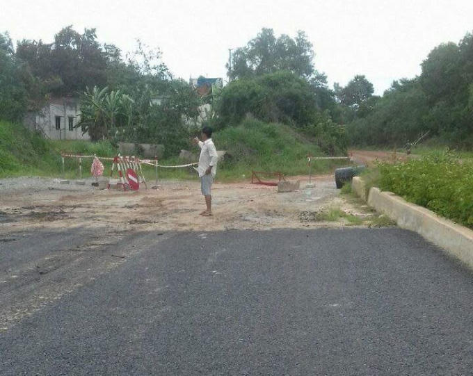 Một đoạn đường của dự án còn dở dang.