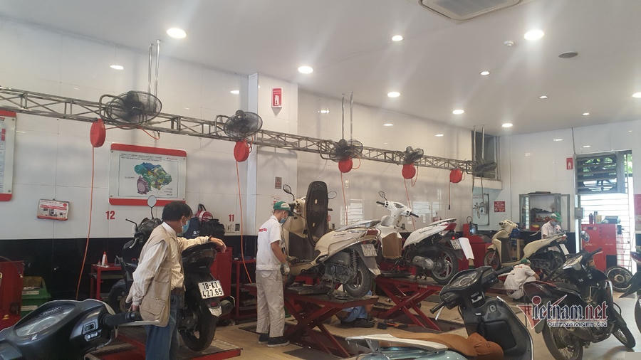 Nhân viên cho biết, trung bình mỗi ngày có khoảng 20 phương tiện đăng ký đo kiểm khí thải miễn phí