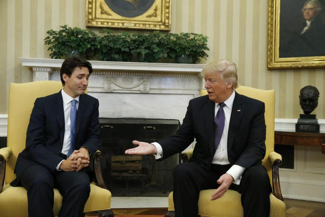 Tổng thống Trump trò chuyện cùng Thủ tướng Canada Justin Trudeau tại Phòng Bầu Dục Nhà Trắng ngày 13/2, trong đó nhấn mạnh tới việc tăng cường hợp tác giữa hai nước. Ông Trudeau cũng là một trong số những nhà lãnh đạo đầu tiên tới gặp Tổng thống Trump sau khi ông nhậm chức.