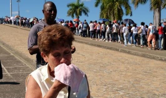 Người dân Cuba xếp hàng vào viếng ông Fidel Castro. (Ảnh: Internet)