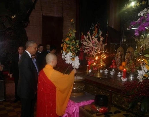 Tổng thống Obama thắp hương tại chùa Ngọc Hoàng.