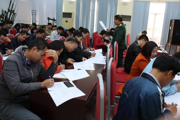 Đ/c Đại tá, Lê Ngọc Cường – Phó giám đốc Trung tâm đào tạo Quốc phòng Hà Nội tham gia giảng dạy và truyền đạt những kiến thức cơ bản về QP&amp;AN