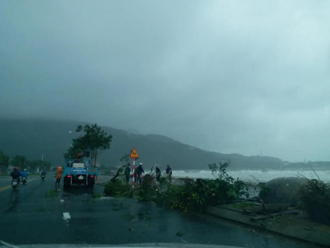Cơn bão số 12 khiến quận Sơn Trà bị ảnh hưởng nặng nề sát thềm tổ chức Tuần lễ cấp cao APEC tại Đà Nẵng. Ảnh: Nguyễn Phương.