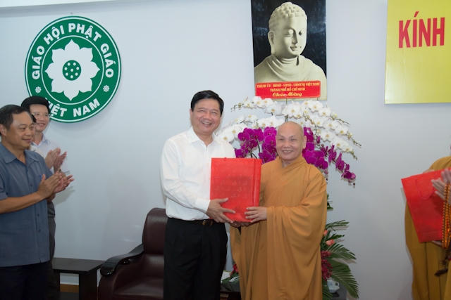 Hòa thượng Thích Thiện Nhơn tặng quà tơi ông Đinh La Thăng.