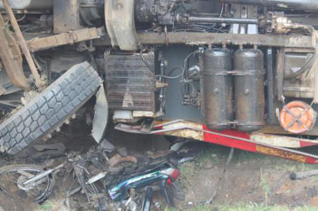 Xe ô tô lật nghiêng đè lên xe máy khiến ba người thương vong,